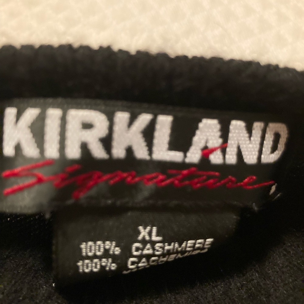Black 2 ply men’s cashmere sweater in very good condition